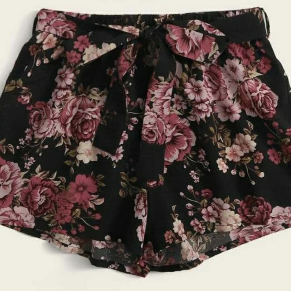 NEW Black flowy shorts with floral design & belt